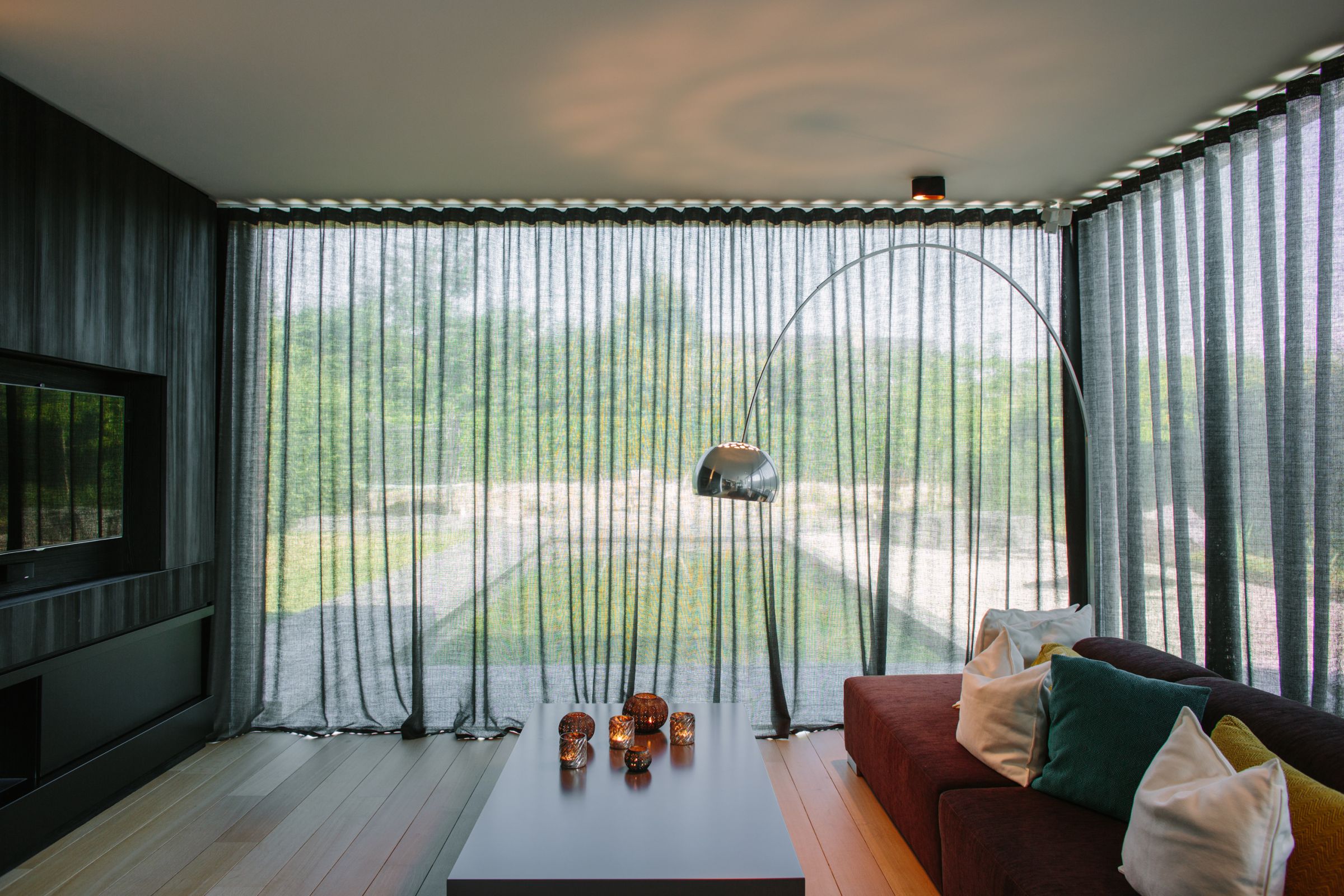 Elegante linnen overgordijnen van Leinie's Raamdecoratie